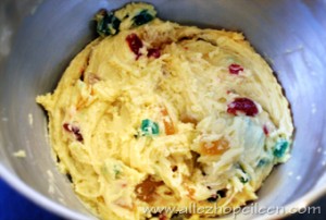 Pate avec les fruits confits et les raisins