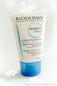La crème Bioderma pour les mains : elle est très fluide, ce qui m'a un peu rebuté au début car je me disais que du coup elle ne serait pas assez nourrissante pour les mains. Il n'en est rien, au contraire, grâce à sa finesse, elle pénètre très vite dans la peau et ne laisse pas les mains grasses. Cet hiver je n'utilise que cette crème, et elles sont douces et hydratées, aucune fissure, c'est juste parfait. Utilisation : j'en applique environ 2 fois par jour. Lors de l'application, bien insister sur le dessus de la main, ainsi que sur les cuticules.