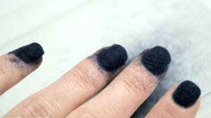 Photo vernis bleu ciate velours